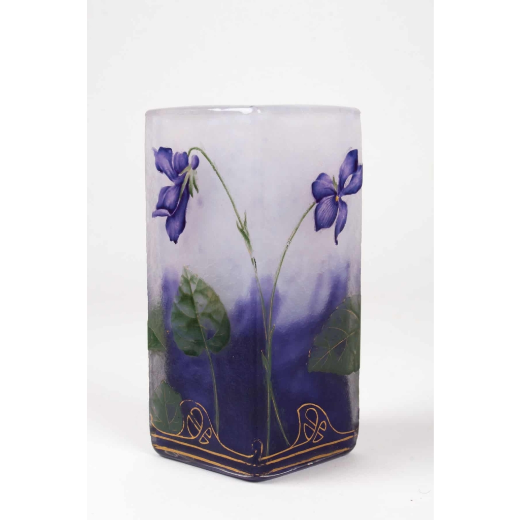 Daum Nancy :Vase à Décor de « Violettes » Emaillées à Section Carrée | Biron Daum Nancy :Vase à Décor de "Violettes" Emaillées à Section Carrée