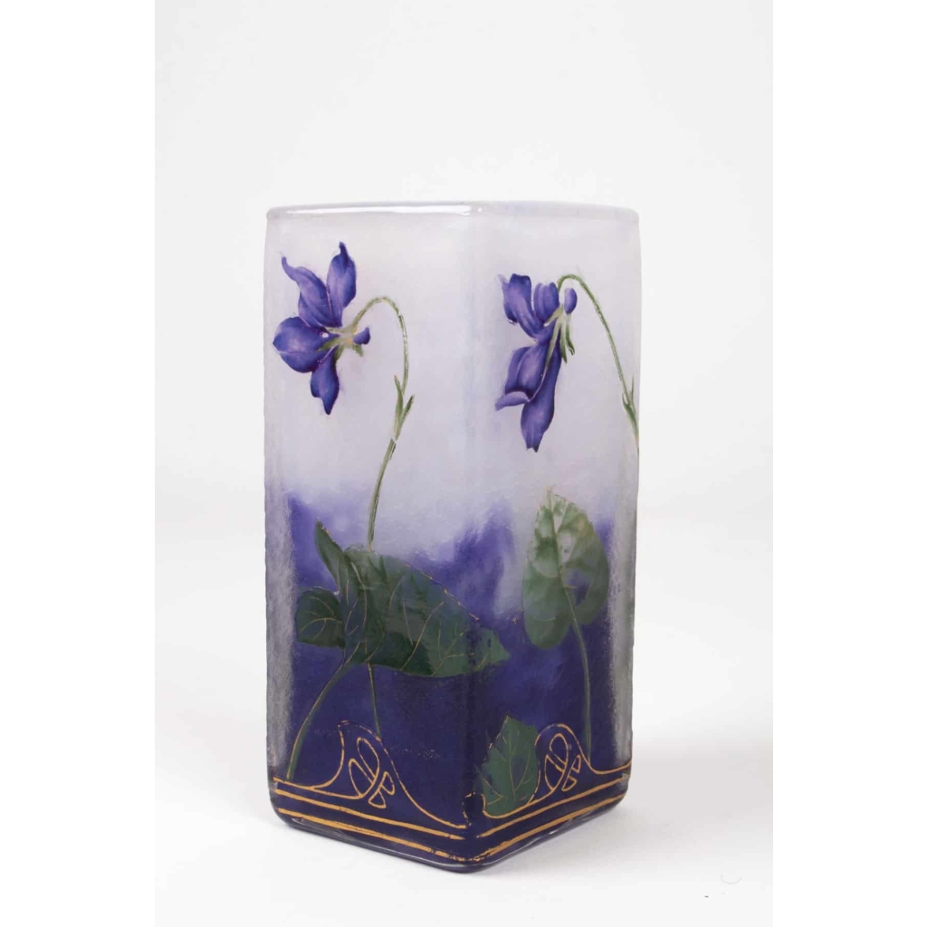 Daum Nancy :Vase à Décor de « Violettes » Emaillées à Section Carrée | Biron Daum Nancy :Vase à Décor de "Violettes" Emaillées à Section Carrée