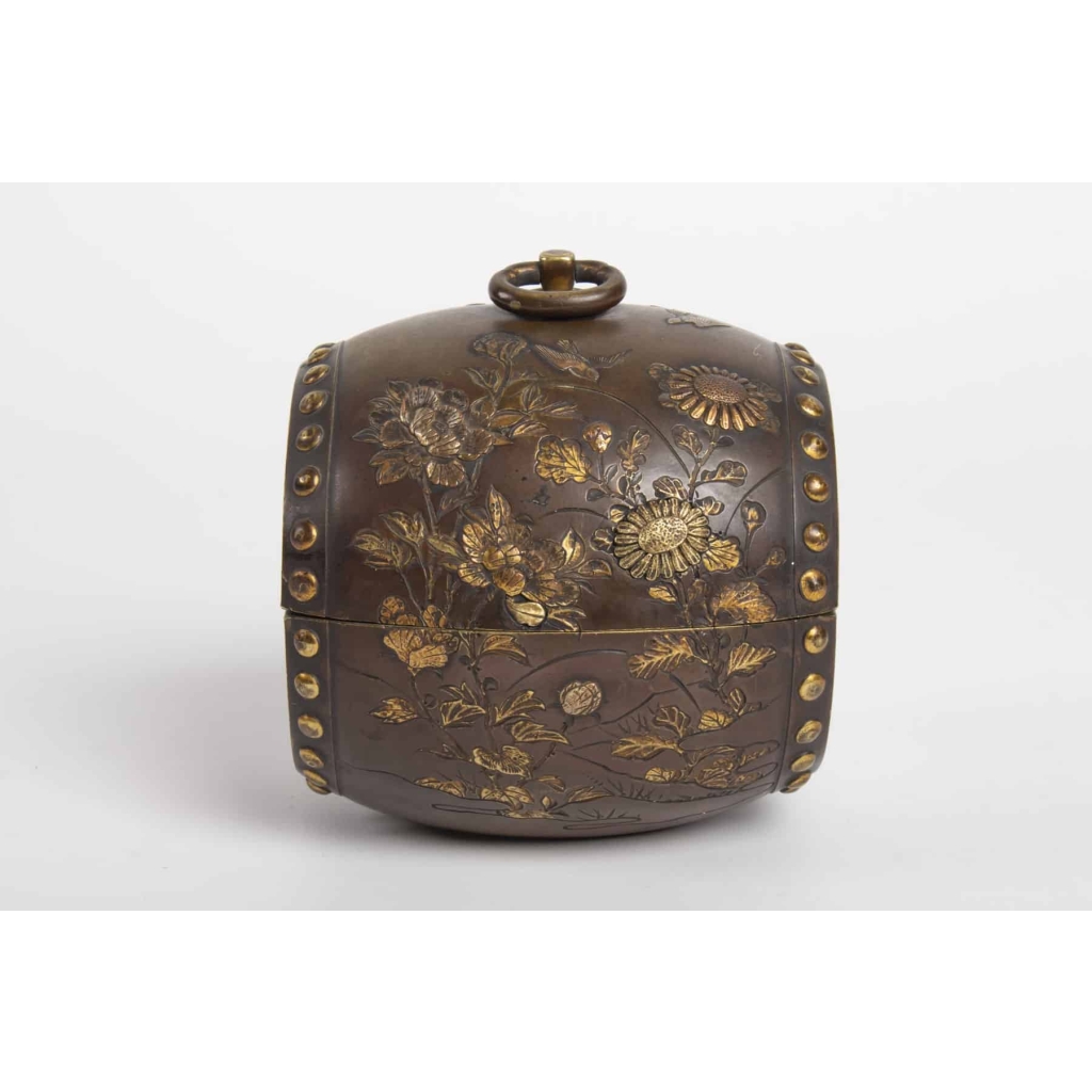 Small tambourine-shaped box in bronze with inlays in precious metals signed Kumagai Sei, Meiji era (1864 – 1912) | Biron |||||||||
