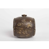 Small tambourine-shaped box in bronze with inlays in precious metals signed Kumagai Sei, Meiji era (1864 – 1912) | Biron Small tambourine-shaped box in bronze with inlays in precious metals signed Kumagai Sei, Meiji era (1864 – 1912)
