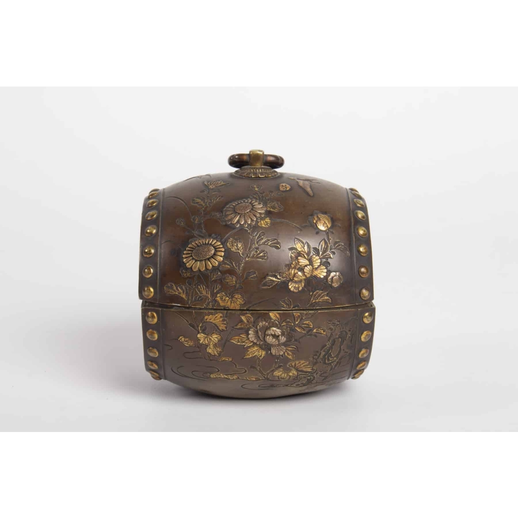 Small tambourine-shaped box in bronze with inlays in precious metals signed Kumagai Sei, Meiji era (1864 – 1912) | Biron Small tambourine-shaped box in bronze with inlays in precious metals signed Kumagai Sei, Meiji era (1864 – 1912)