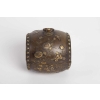 Small tambourine-shaped box in bronze with inlays in precious metals signed Kumagai Sei, Meiji era (1864 – 1912) | Biron Small tambourine-shaped box in bronze with inlays in precious metals signed Kumagai Sei, Meiji era (1864 – 1912)