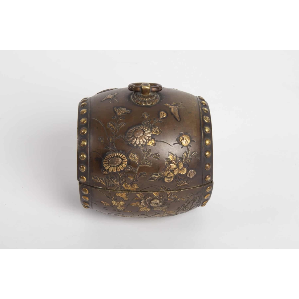 Small tambourine-shaped box in bronze with inlays in precious metals signed Kumagai Sei, Meiji era (1864 – 1912) | Biron Small tambourine-shaped box in bronze with inlays in precious metals signed Kumagai Sei, Meiji era (1864 – 1912)