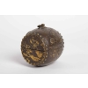 Small tambourine-shaped box in bronze with inlays in precious metals signed Kumagai Sei, Meiji era (1864 – 1912) | Biron Small tambourine-shaped box in bronze with inlays in precious metals signed Kumagai Sei, Meiji era (1864 – 1912)