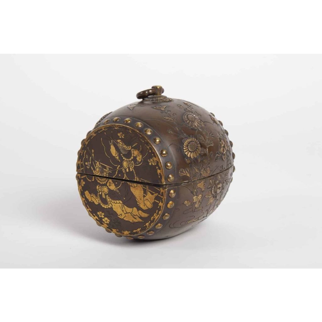 Small tambourine-shaped box in bronze with inlays in precious metals signed Kumagai Sei, Meiji era (1864 – 1912) | Biron Small tambourine-shaped box in bronze with inlays in precious metals signed Kumagai Sei, Meiji era (1864 – 1912)