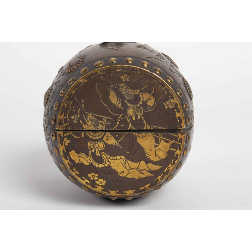 Small tambourine-shaped box in bronze with inlays in precious metals signed Kumagai Sei, Meiji era (1864 – 1912) | Biron Small tambourine-shaped box in bronze with inlays in precious metals signed Kumagai Sei, Meiji era (1864 – 1912)