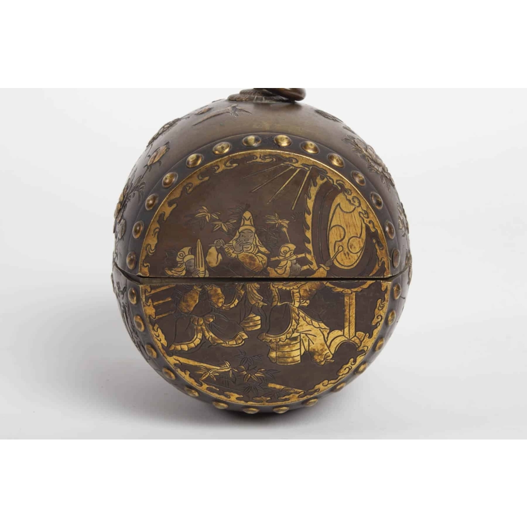 Small tambourine-shaped box in bronze with inlays in precious metals signed Kumagai Sei, Meiji era (1864 – 1912) | Biron Small tambourine-shaped box in bronze with inlays in precious metals signed Kumagai Sei, Meiji era (1864 – 1912)