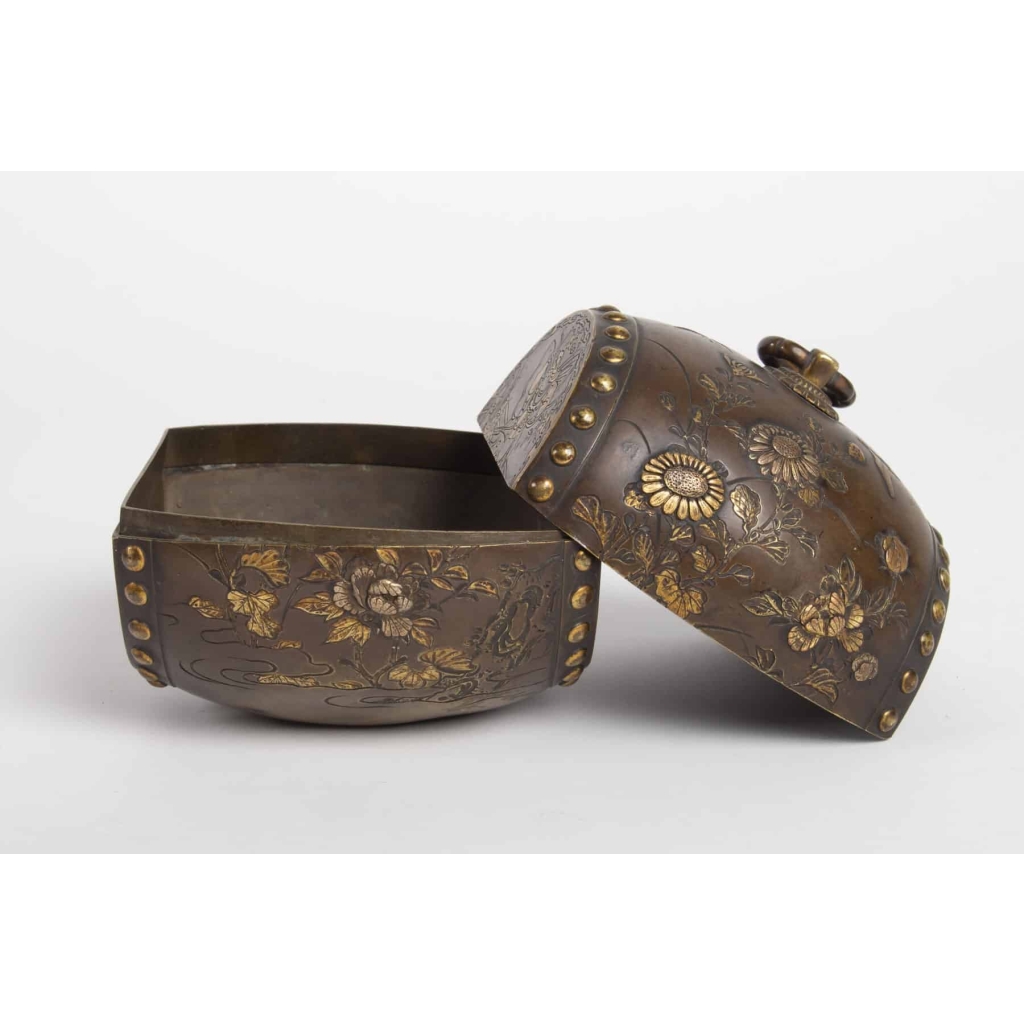 Small tambourine-shaped box in bronze with inlays in precious metals signed Kumagai Sei, Meiji era (1864 – 1912) | Biron Small tambourine-shaped box in bronze with inlays in precious metals signed Kumagai Sei, Meiji era (1864 – 1912)
