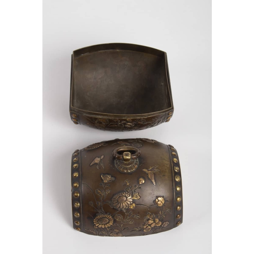 Small tambourine-shaped box in bronze with inlays in precious metals signed Kumagai Sei, Meiji era (1864 – 1912) | Biron Small tambourine-shaped box in bronze with inlays in precious metals signed Kumagai Sei, Meiji era (1864 – 1912)