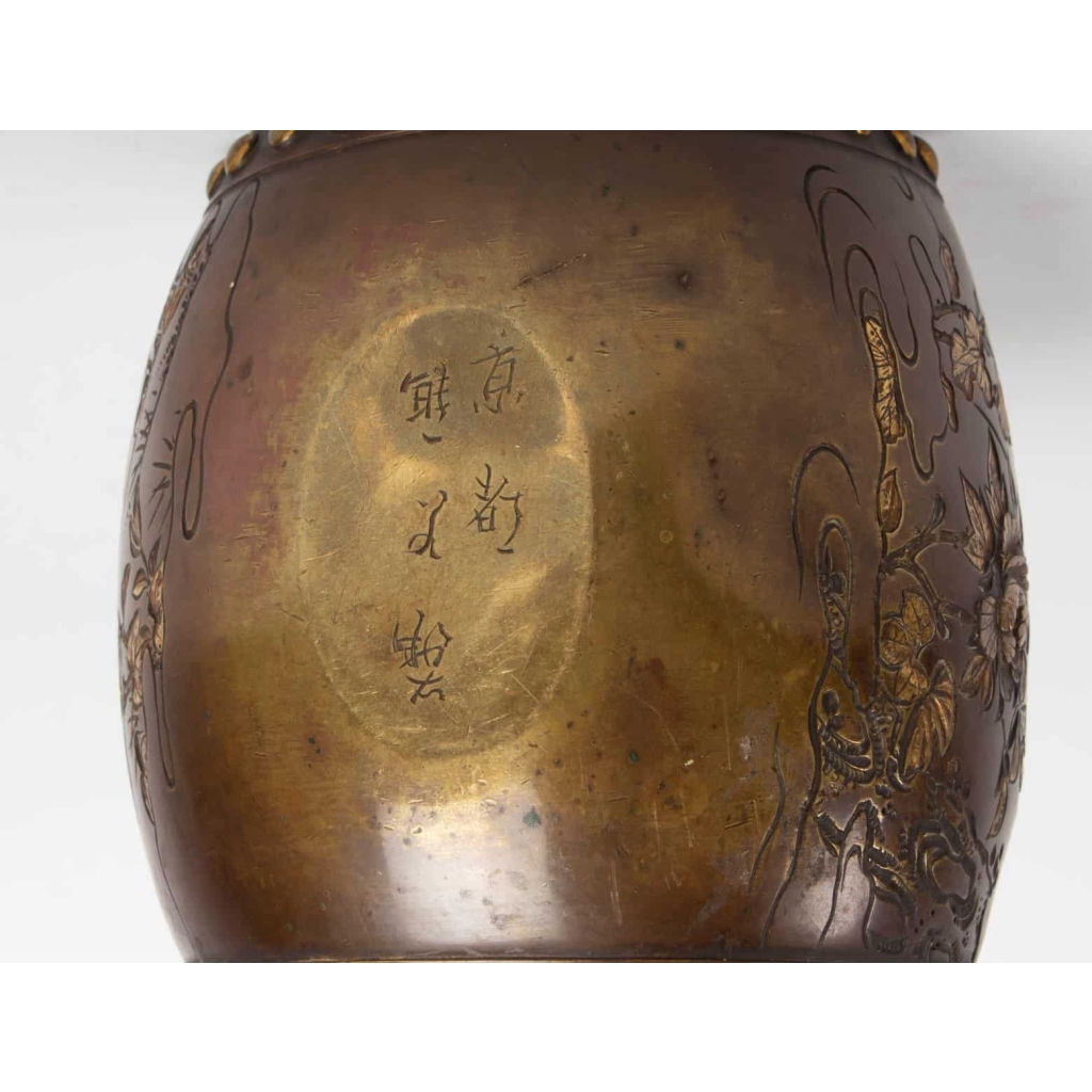 Small tambourine-shaped box in bronze with inlays in precious metals signed Kumagai Sei, Meiji era (1864 – 1912) | Biron Small tambourine-shaped box in bronze with inlays in precious metals signed Kumagai Sei, Meiji era (1864 – 1912)