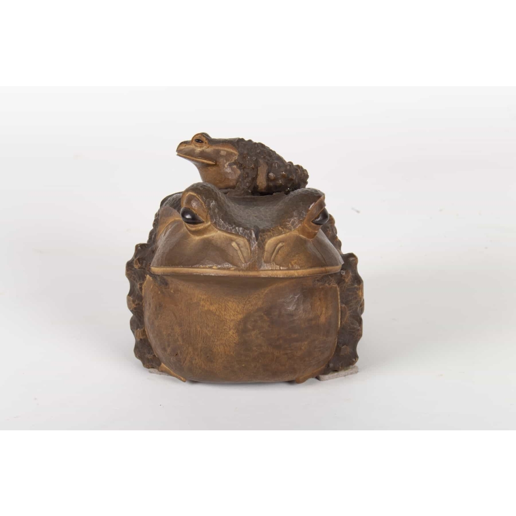 Crapaud en bois de camphrier d’époque Taisho (1912-1936), signé par l’artiste Naohiro IIIème génération | Biron Crapaud en bois de camphrier d’époque Taisho (1912-1936), signé par l’artiste Naohiro IIIème génération