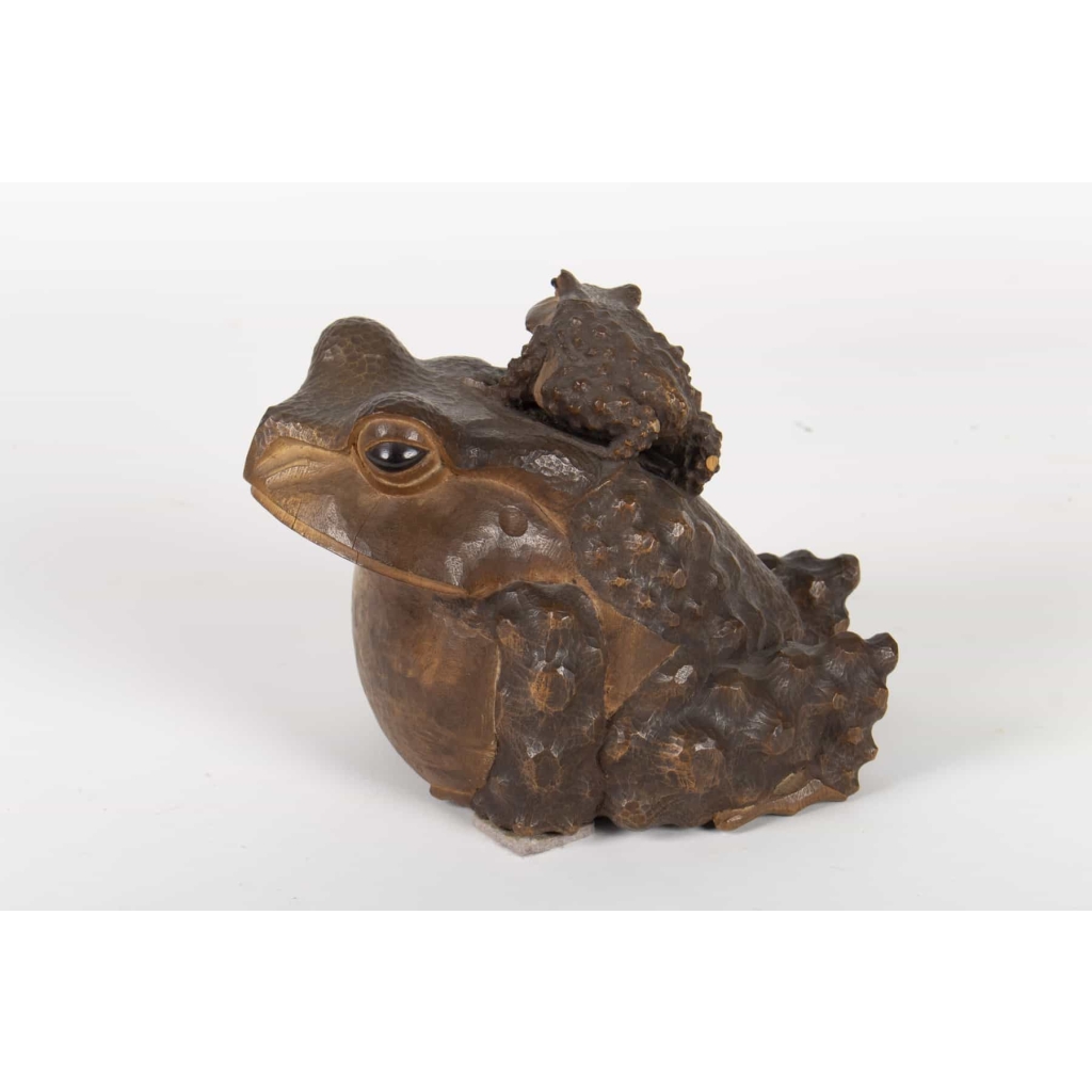 Crapaud en bois de camphrier d’époque Taisho (1912-1936), signé par l’artiste Naohiro IIIème génération | Biron Crapaud en bois de camphrier d’époque Taisho (1912-1936), signé par l’artiste Naohiro IIIème génération