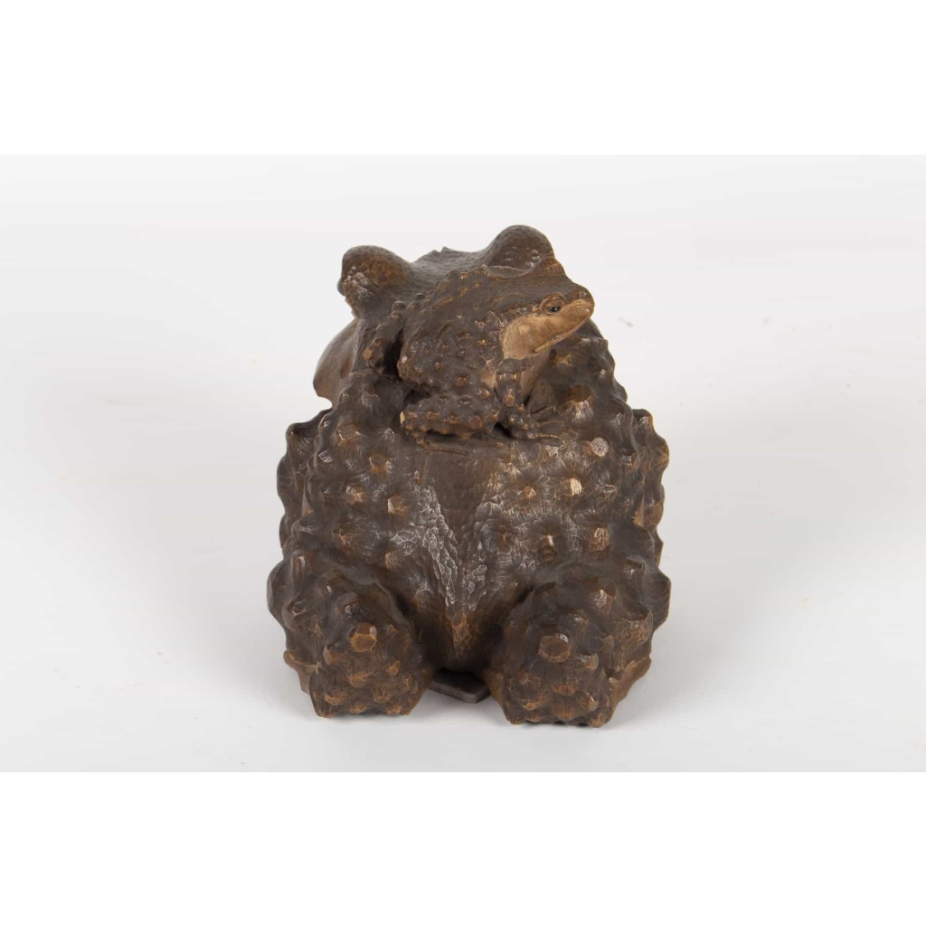 Crapaud en bois de camphrier d’époque Taisho (1912-1936), signé par l’artiste Naohiro IIIème génération | Biron Crapaud en bois de camphrier d’époque Taisho (1912-1936), signé par l’artiste Naohiro IIIème génération