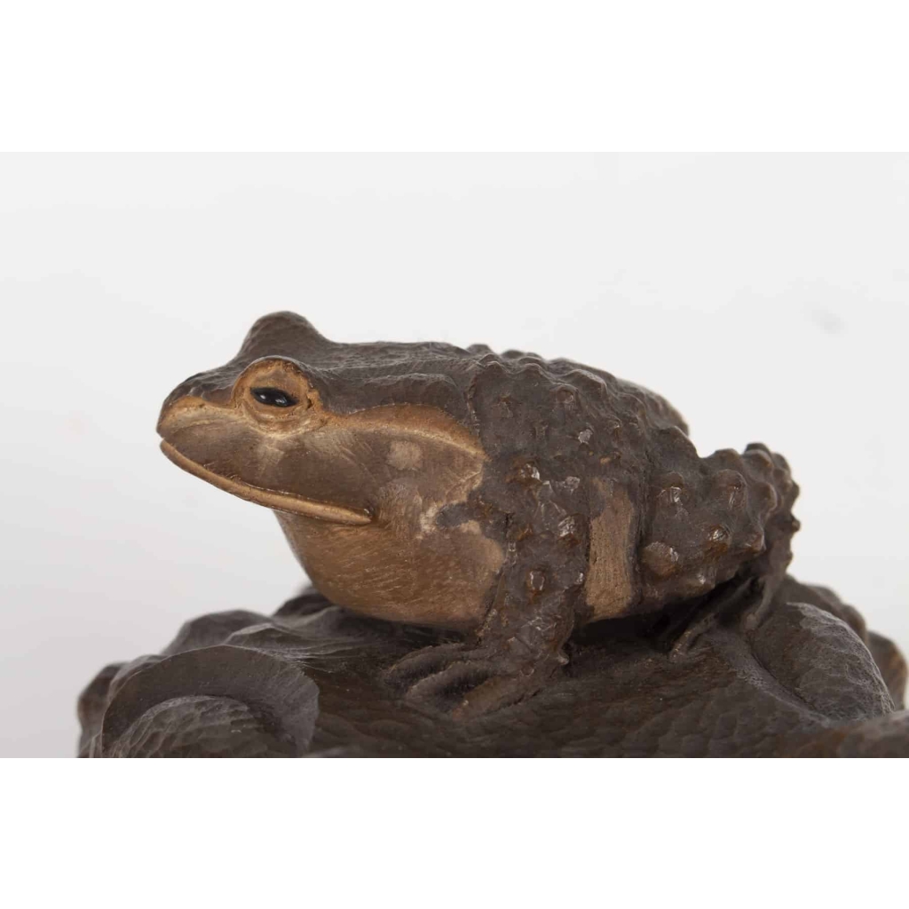 Crapaud en bois de camphrier d’époque Taisho (1912-1936), signé par l’artiste Naohiro IIIème génération | Biron Crapaud en bois de camphrier d’époque Taisho (1912-1936), signé par l’artiste Naohiro IIIème génération