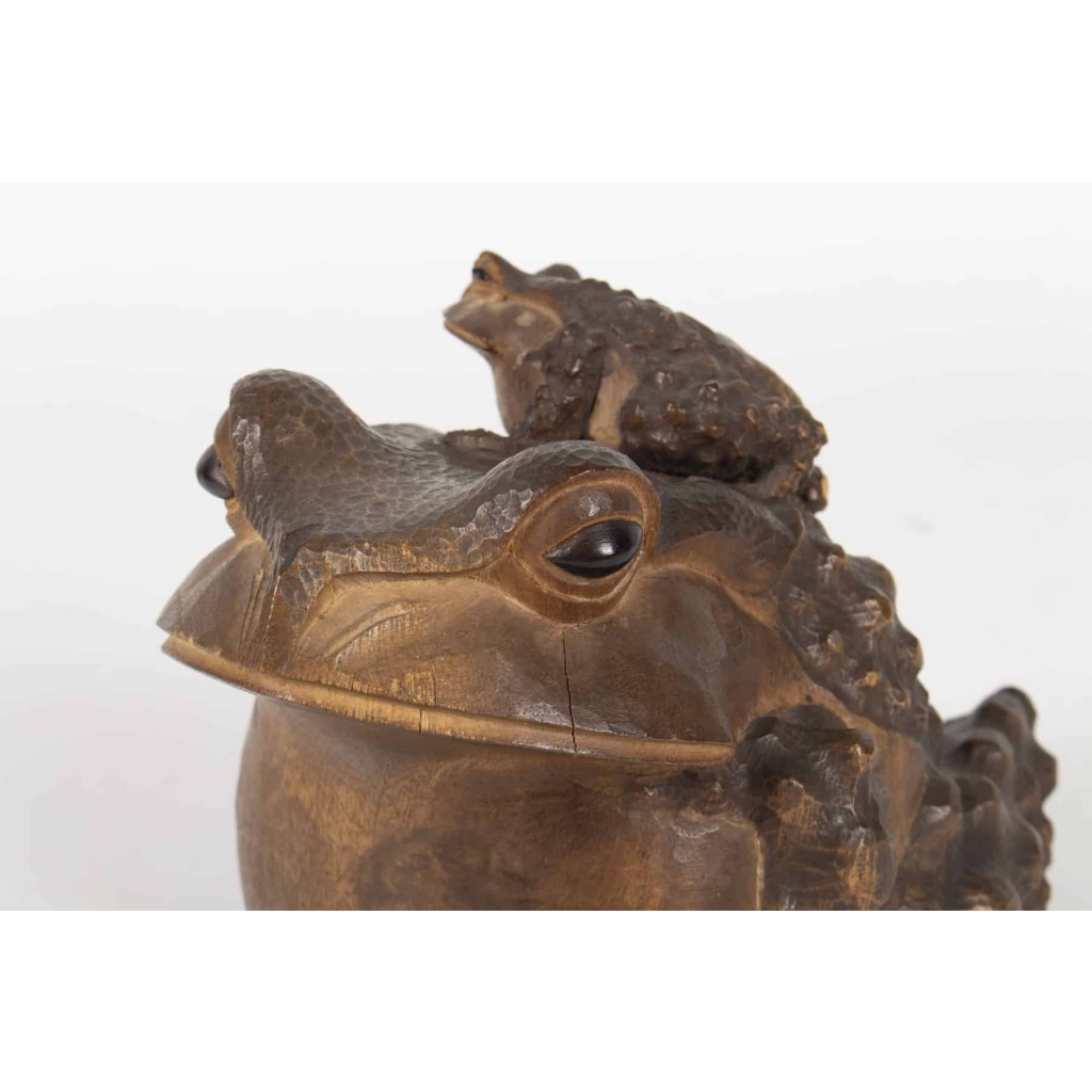 Crapaud en bois de camphrier d’époque Taisho (1912-1936), signé par l’artiste Naohiro IIIème génération | Biron Crapaud en bois de camphrier d’époque Taisho (1912-1936), signé par l’artiste Naohiro IIIème génération