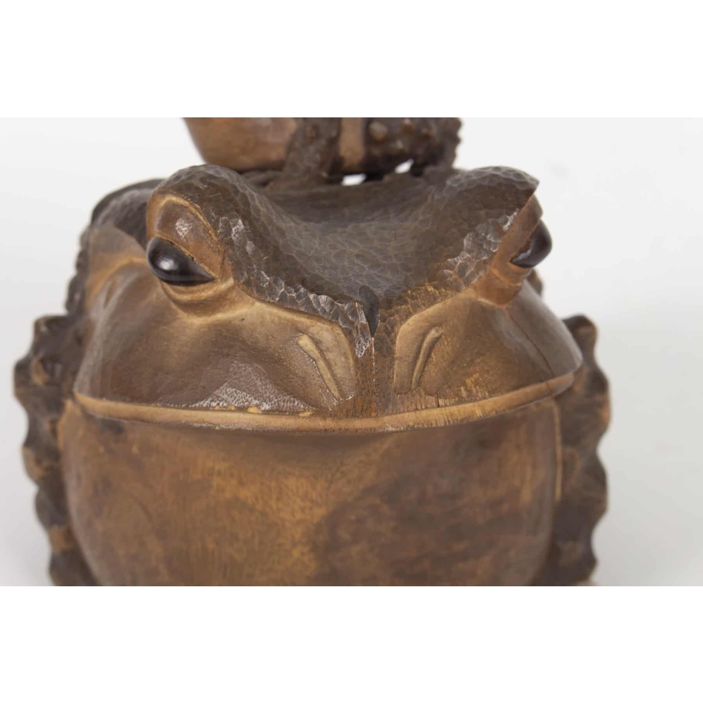 Crapaud en bois de camphrier d’époque Taisho (1912-1936), signé par l’artiste Naohiro IIIème génération | Biron Crapaud en bois de camphrier d’époque Taisho (1912-1936), signé par l’artiste Naohiro IIIème génération