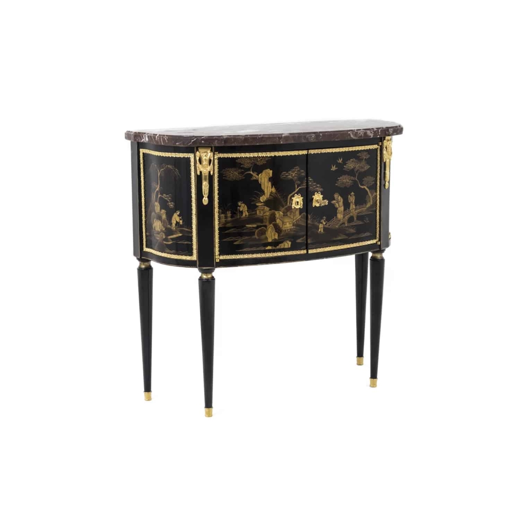 Comelli, Petite commode style Louis XVI, laque décor chinoisant, vers 1950 | Biron Comelli, Petite commode style Louis XVI, laque décor chinoisant, vers 1950