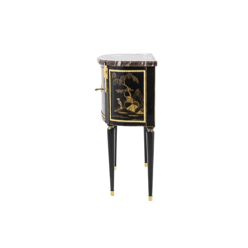 Comelli, Petite commode style Louis XVI, laque décor chinoisant, vers 1950 | Biron Comelli, Petite commode style Louis XVI, laque décor chinoisant, vers 1950