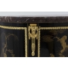 Comelli, Petite commode style Louis XVI, laque décor chinoisant, vers 1950 | Biron Comelli, Petite commode style Louis XVI, laque décor chinoisant, vers 1950