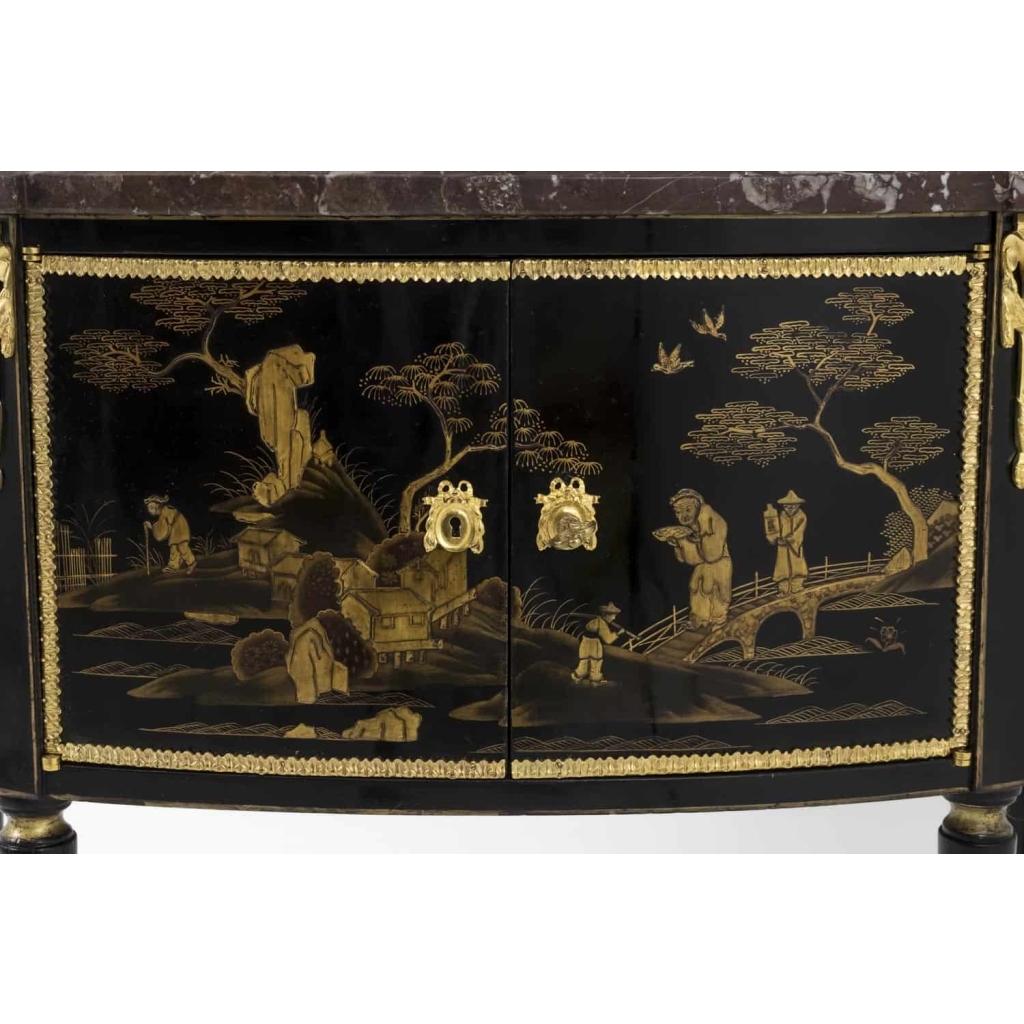 Comelli, Petite commode style Louis XVI, laque décor chinoisant, vers 1950 | Biron Comelli, Petite commode style Louis XVI, laque décor chinoisant, vers 1950