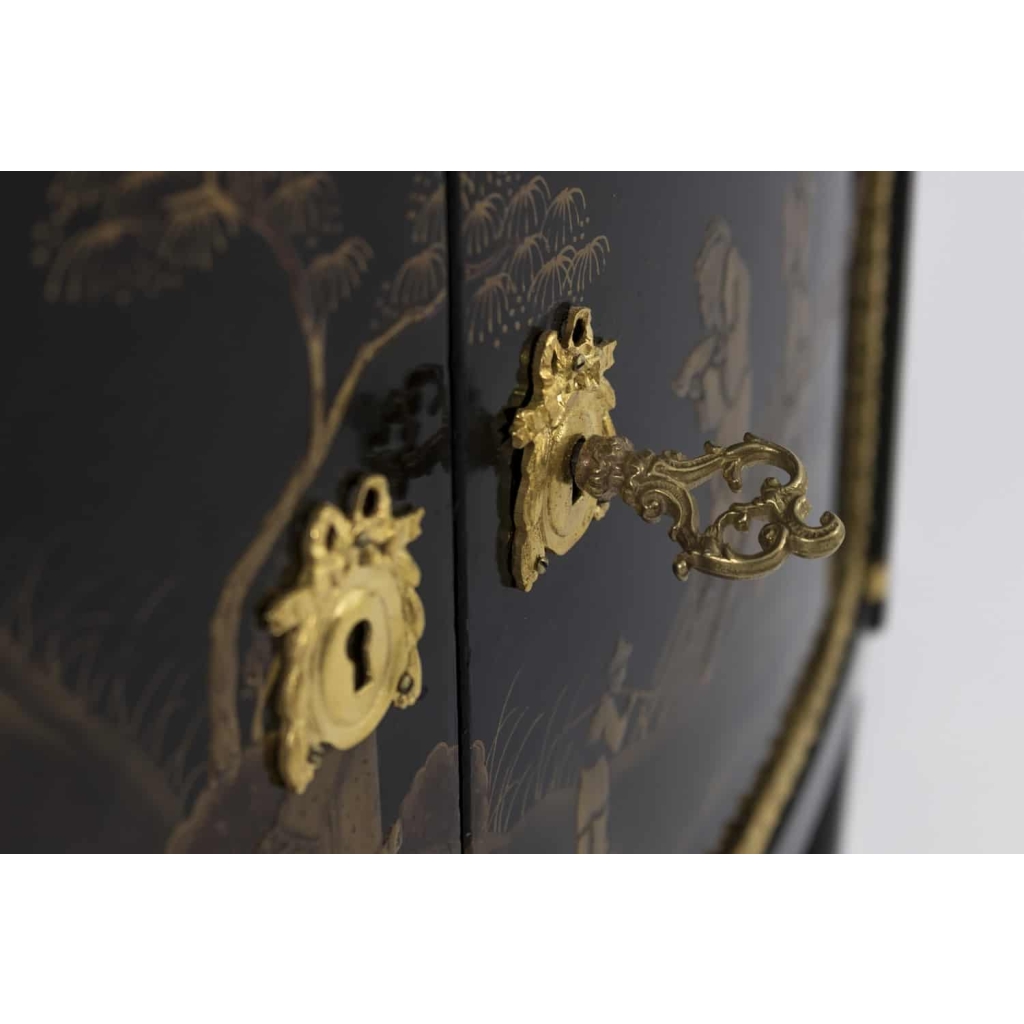 Comelli, Petite commode style Louis XVI, laque décor chinoisant, vers 1950 | Biron Comelli, Petite commode style Louis XVI, laque décor chinoisant, vers 1950