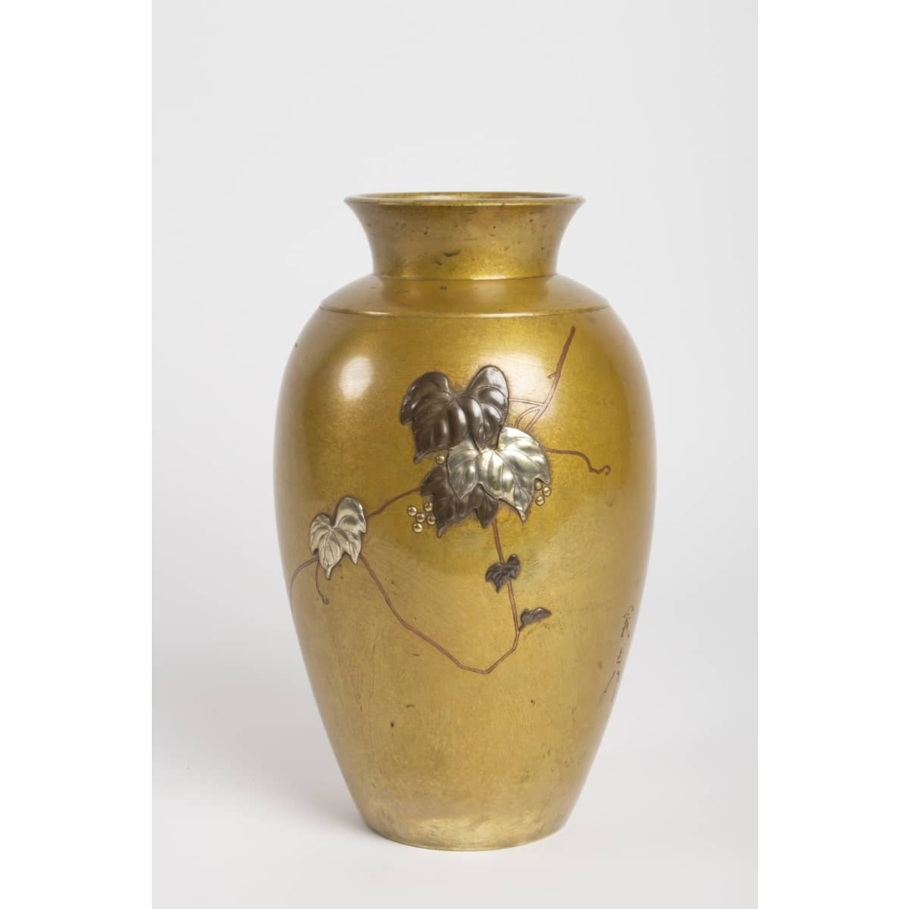 Vase en métal doré d’époque Meiji (1864 – 1912) signé par l’artiste Yoshimitsu | Biron |||||||