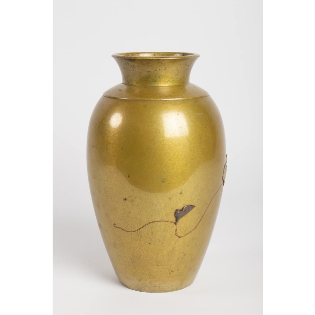 Vase en métal doré d’époque Meiji (1864 – 1912) signé par l’artiste Yoshimitsu | Biron Vase en métal doré d’époque Meiji (1864 – 1912) signé par l’artiste Yoshimitsu