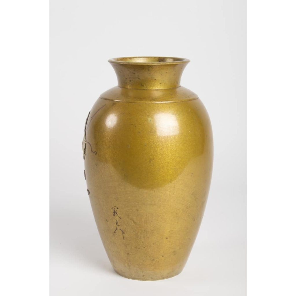 Vase en métal doré d’époque Meiji (1864 – 1912) signé par l’artiste Yoshimitsu | Biron Vase en métal doré d’époque Meiji (1864 – 1912) signé par l’artiste Yoshimitsu