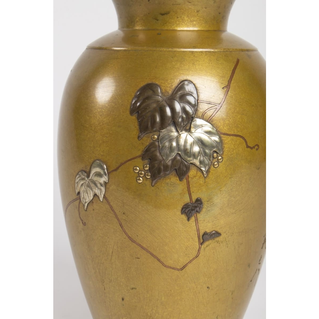 Vase en métal doré d’époque Meiji (1864 – 1912) signé par l’artiste Yoshimitsu | Biron Vase en métal doré d’époque Meiji (1864 – 1912) signé par l’artiste Yoshimitsu