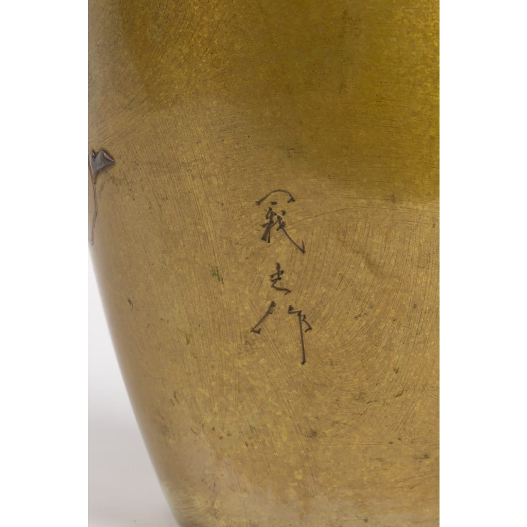 Vase en métal doré d’époque Meiji (1864 – 1912) signé par l’artiste Yoshimitsu | Biron Vase en métal doré d’époque Meiji (1864 – 1912) signé par l’artiste Yoshimitsu