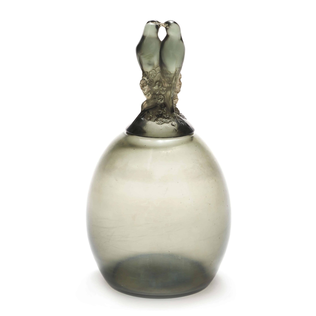 RENÉ LALIQUE (1860 1945) :Vase « Tourterelles » Teinté Gris | Biron |