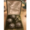 Coffret de quatre salerons et ses quatre pelles à sel en argent massif | Biron Coffret de quatre salerons et ses quatre pelles à sel en argent massif
