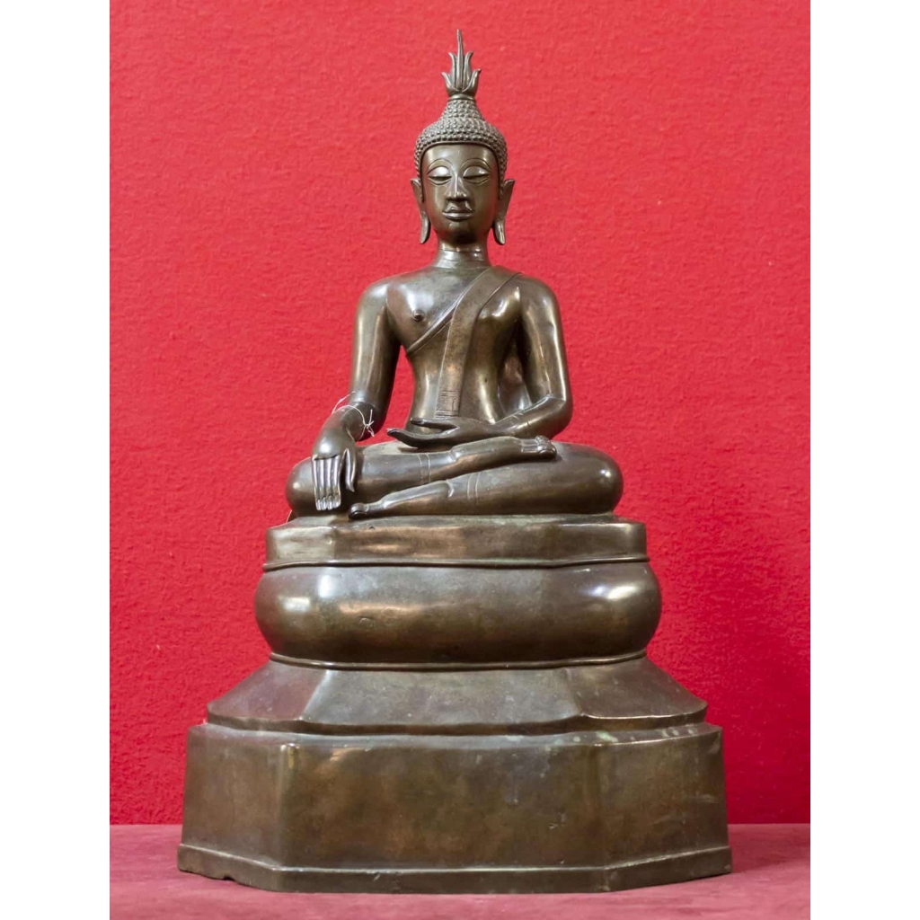 Bouddha en bronze patine brune position « Prise de la terre à témoin » 18e siècle | Biron ||||
