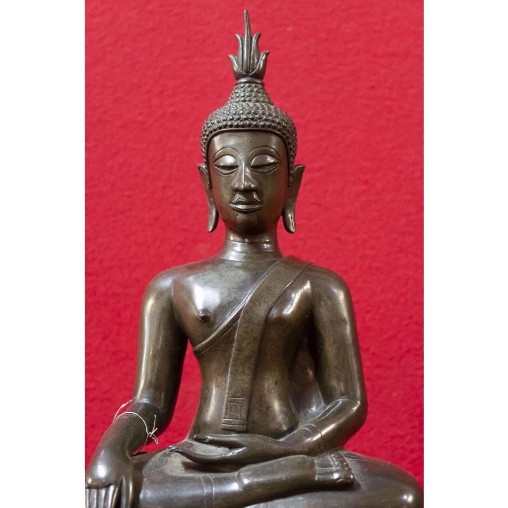 Bouddha en bronze patine brune position « Prise de la terre à témoin » 18e siècle | Biron Bouddha en bronze patine brune position "Prise de la terre à témoin" 18e siècle