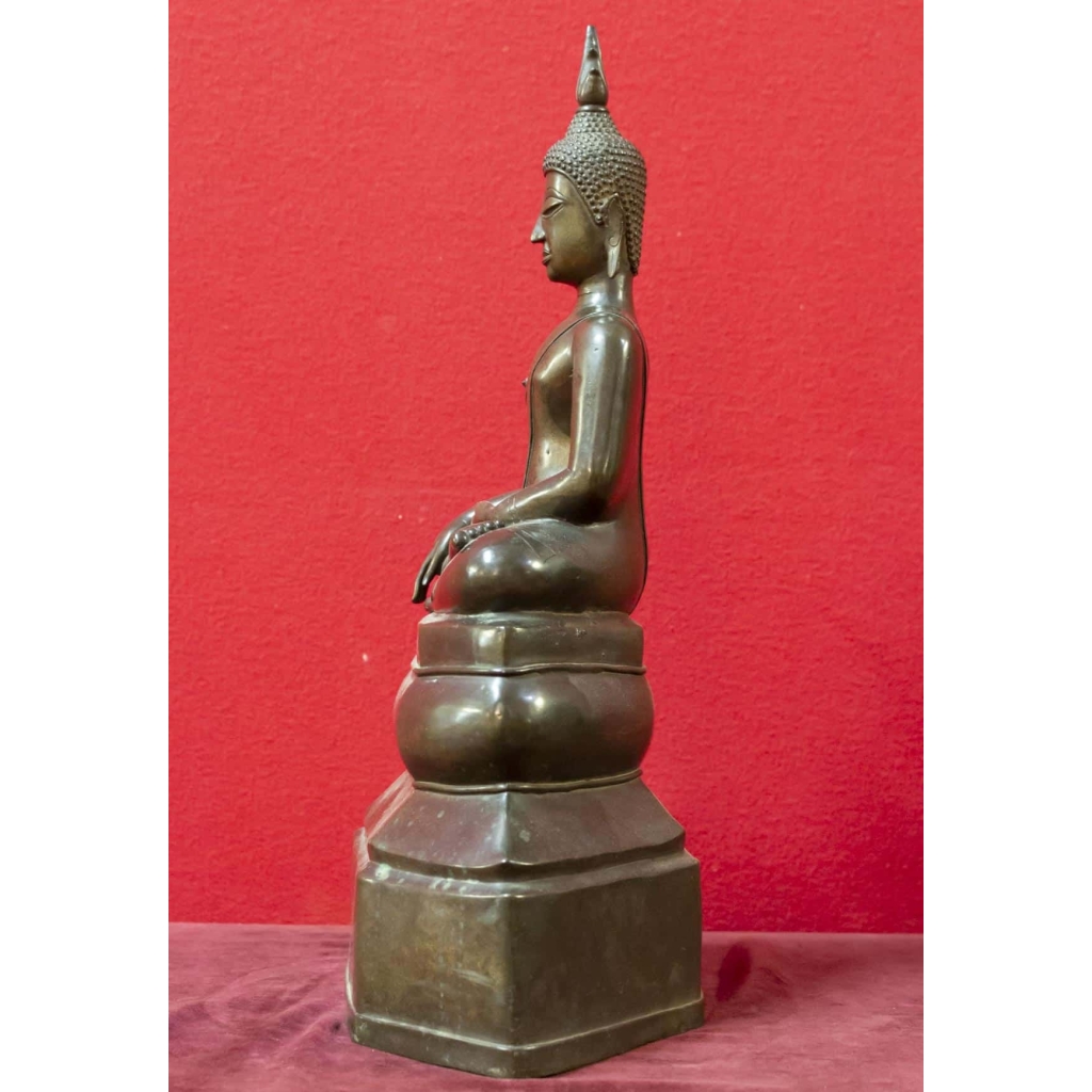 Bouddha en bronze patine brune position « Prise de la terre à témoin » 18e siècle | Biron Bouddha en bronze patine brune position "Prise de la terre à témoin" 18e siècle