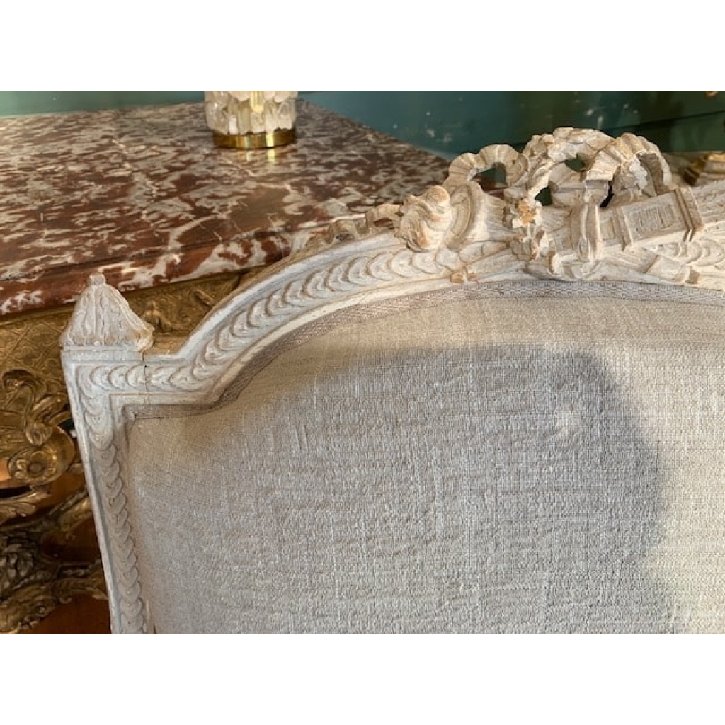 Paire de grands fauteuils de style Louis XVI.