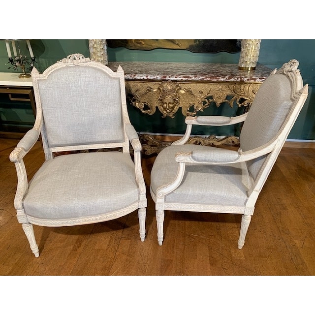 Paire de grands fauteuils de style Louis XVI.