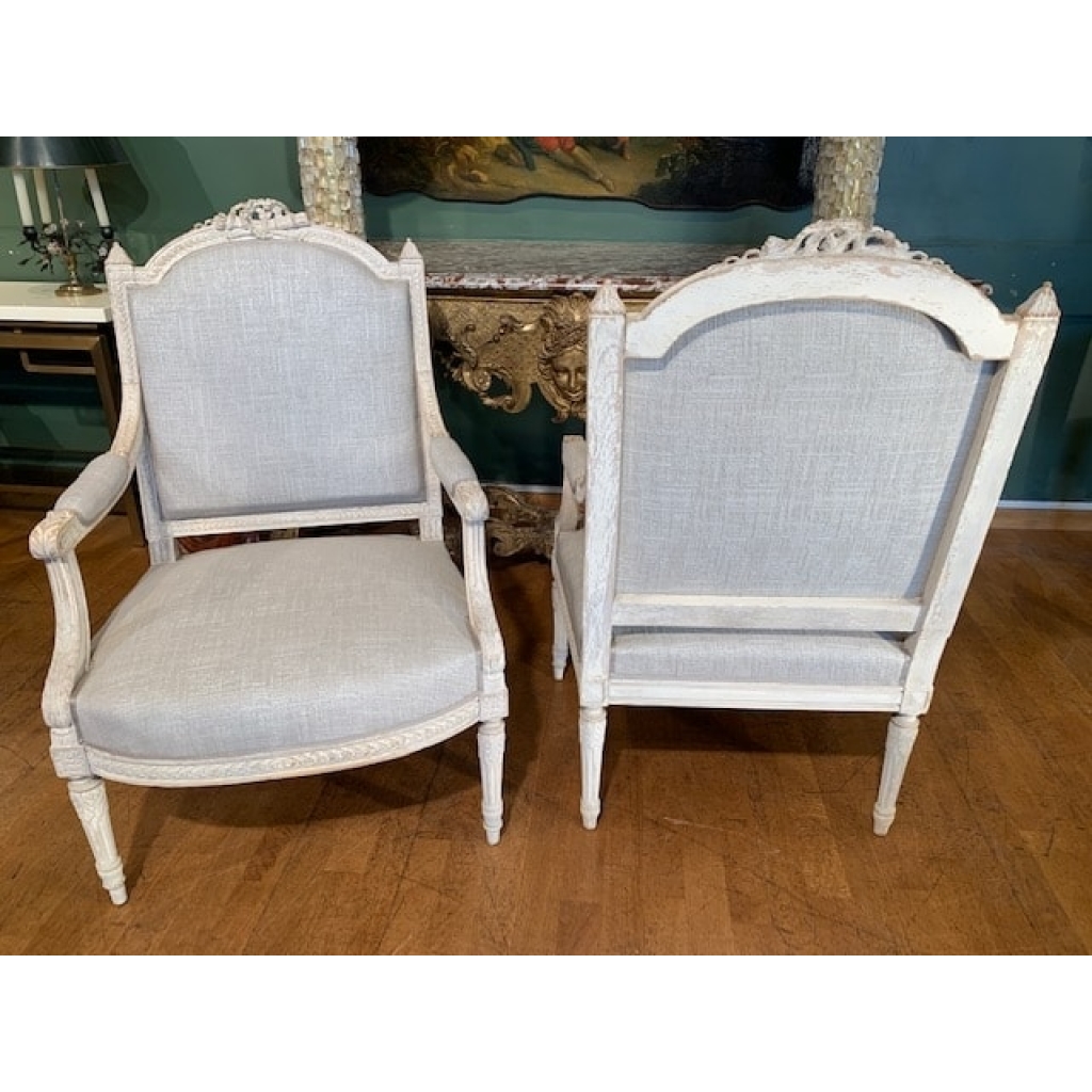 Paire de grands fauteuils de style Louis XVI.