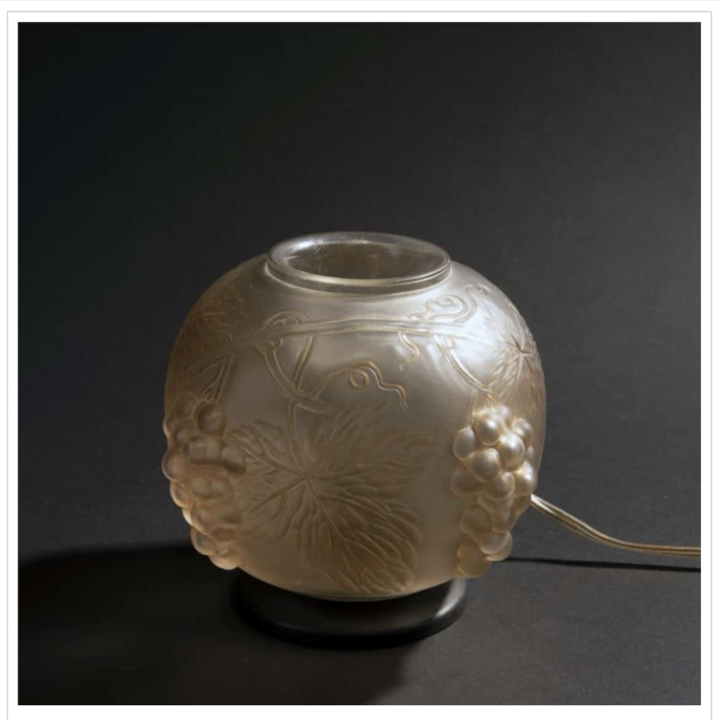 René Lalique :Veilleuse brûle-parfum électrique « Raisins » | Biron René Lalique :Veilleuse brûle-parfum électrique "Raisins"
