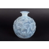 Vase « Ormeaux » verre opalescent patiné bleu gris de René LALIQUE | Biron Vase « Ormeaux » verre opalescent patiné bleu gris de René LALIQUE