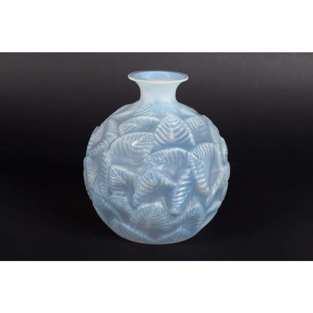 Vase « Ormeaux » verre opalescent patiné bleu gris de René LALIQUE | Biron Vase « Ormeaux » verre opalescent patiné bleu gris de René LALIQUE