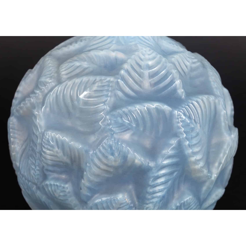 Vase « Ormeaux » verre opalescent patiné bleu gris de René LALIQUE | Biron Vase « Ormeaux » verre opalescent patiné bleu gris de René LALIQUE