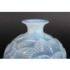 Vase « Ormeaux » verre opalescent patiné bleu gris de René LALIQUE | Biron Vase « Ormeaux » verre opalescent patiné bleu gris de René LALIQUE