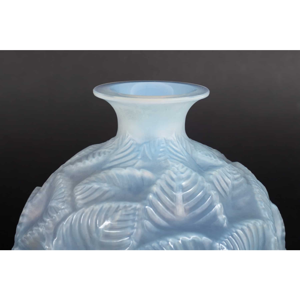 Vase « Ormeaux » verre opalescent patiné bleu gris de René LALIQUE | Biron Vase « Ormeaux » verre opalescent patiné bleu gris de René LALIQUE