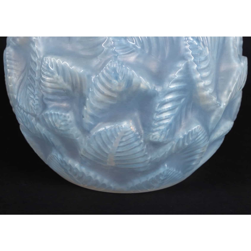 Vase « Ormeaux » verre opalescent patiné bleu gris de René LALIQUE | Biron Vase « Ormeaux » verre opalescent patiné bleu gris de René LALIQUE