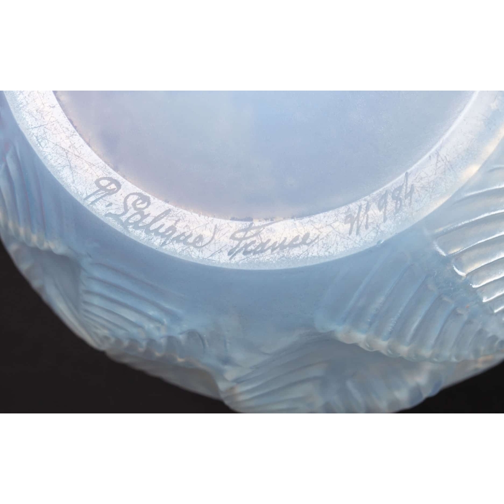 Vase « Ormeaux » verre opalescent patiné bleu gris de René LALIQUE | Biron Vase « Ormeaux » verre opalescent patiné bleu gris de René LALIQUE
