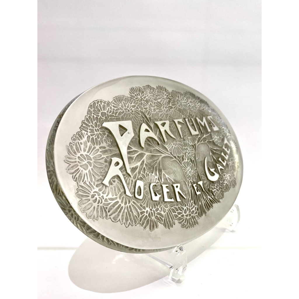 Plaque Publicitaire « Parfums Roger et Gallet » verre blanc patiné gris de René LALIQUE | Biron Plaque Publicitaire "Parfums Roger et Gallet" verre blanc patiné gris de René LALIQUE