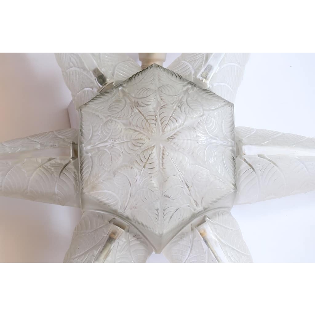 Lustre Plafonnier « Noisetier » verre blanc patiné sépia de René LALIQUE | Biron Lustre Plafonnier "Noisetier" verre blanc patiné sépia de René LALIQUE