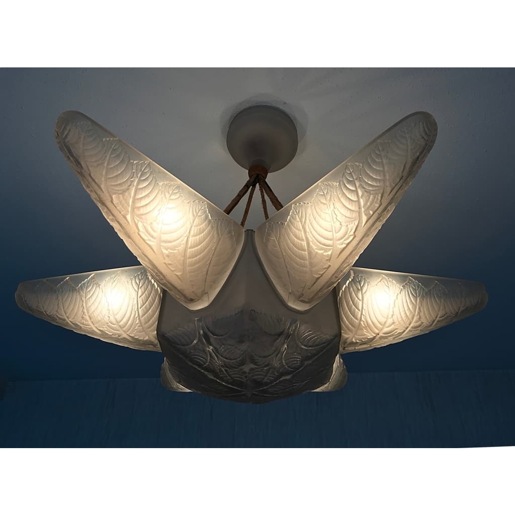 Lustre Plafonnier « Noisetier » verre blanc patiné sépia de René LALIQUE | Biron Lustre Plafonnier "Noisetier" verre blanc patiné sépia de René LALIQUE
