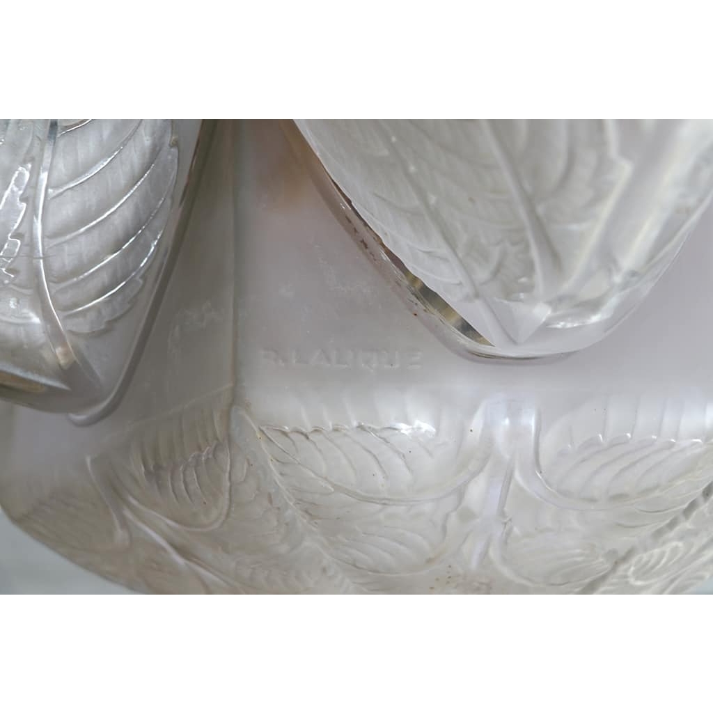 Lustre Plafonnier « Noisetier » verre blanc patiné sépia de René LALIQUE | Biron Lustre Plafonnier "Noisetier" verre blanc patiné sépia de René LALIQUE